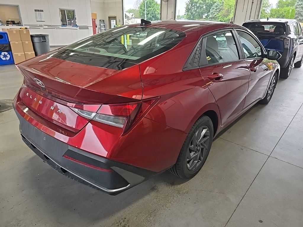 Used 2024 Hyundai Elantra SEL FWD image 4