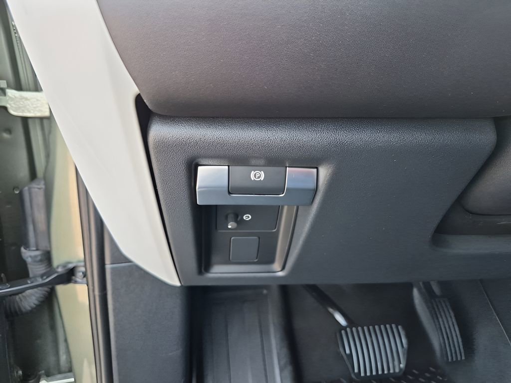 Used 2024 Land Rover Defender 130 X-Dynamic SE image 38