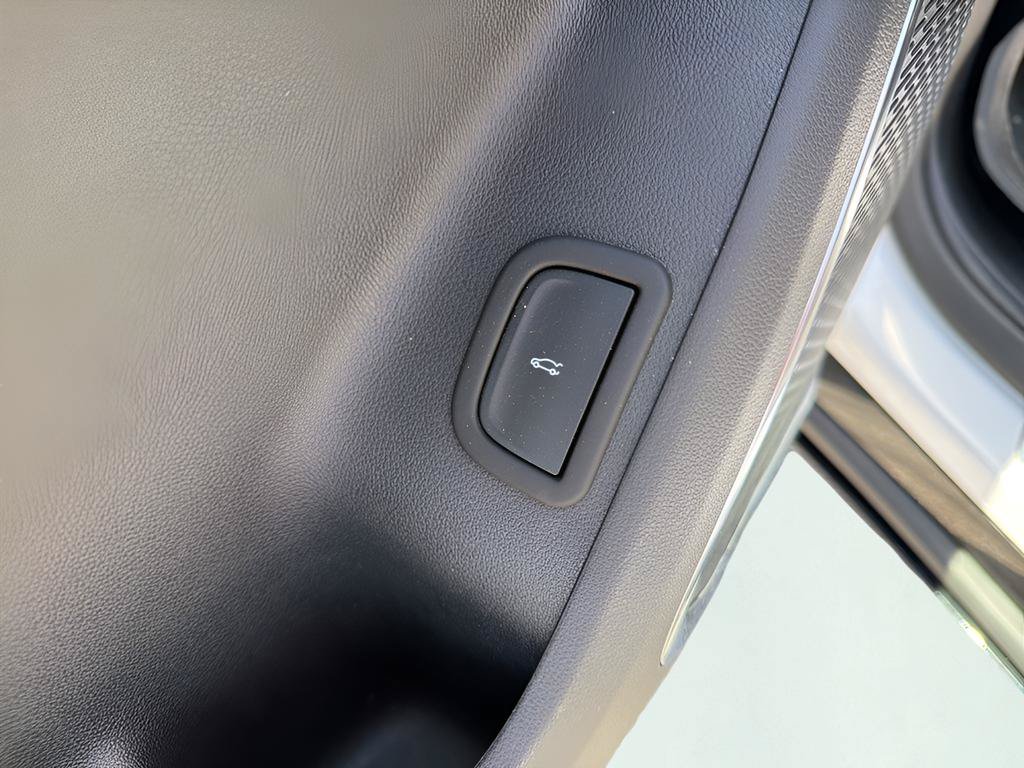 Used 2025 Chevrolet Traverse High Country FWD image 11