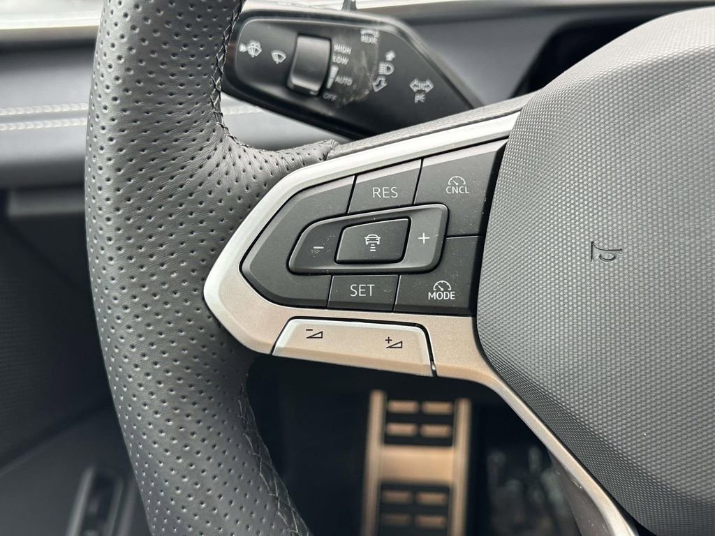 New 2026 Volkswagen Tiguan SE R-Line AWD/4WD image 18