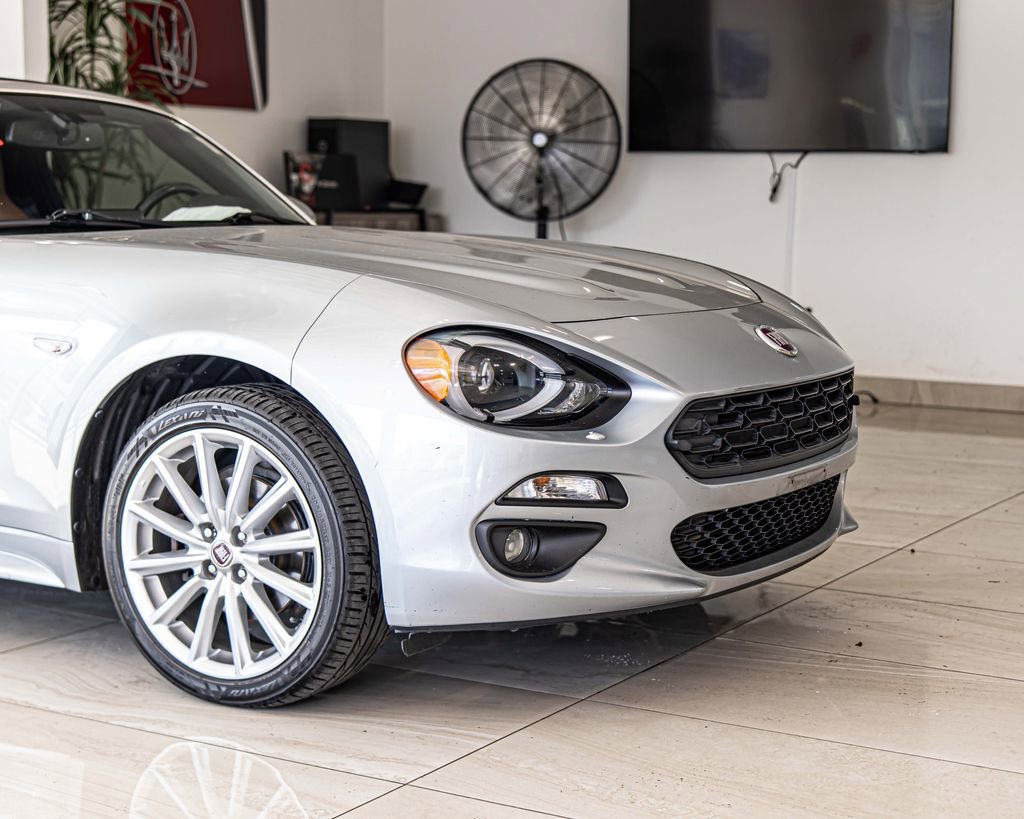 Used 2018 FIAT 124 Spider Lusso w/ Convenience Group RWD image 3