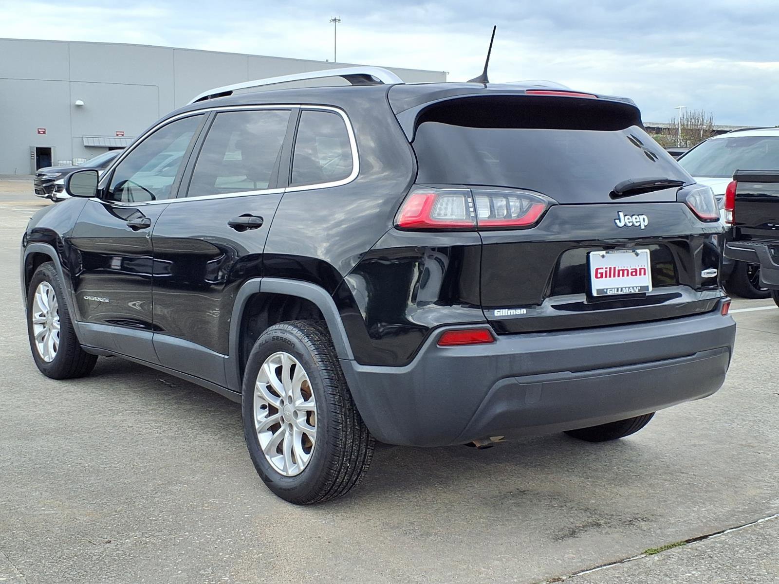 Used 2019 Jeep Cherokee Latitude w/ Popular Appearance Group FWD image 3