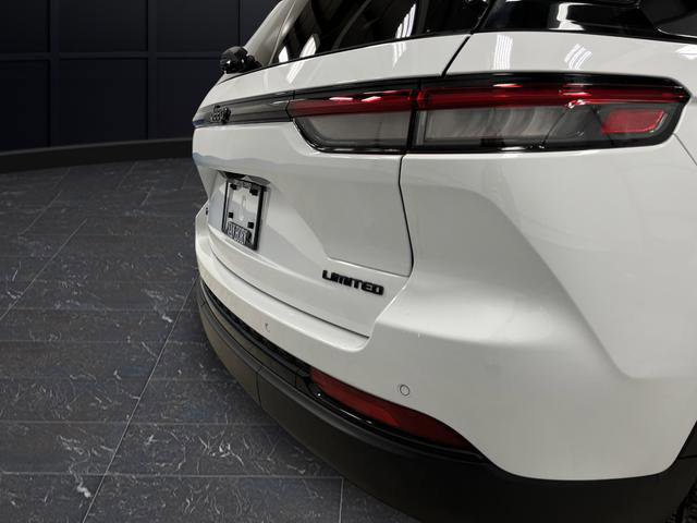 Used 2025 Jeep Grand Cherokee Limited w/ Black Appearance Package image 32