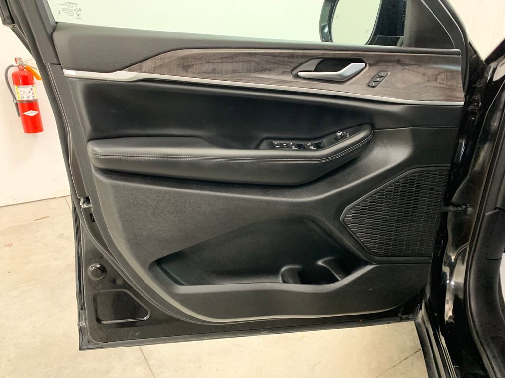 Used 2024 Jeep Grand Cherokee L Limited w/ Luxury Tech Group II image 16