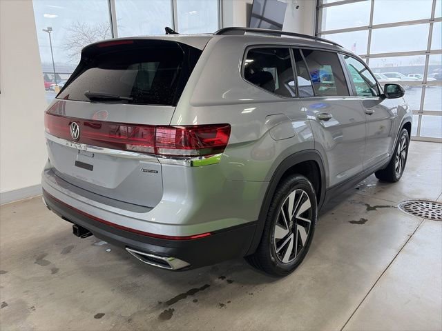 Used 2025 Volkswagen Atlas SE image 4
