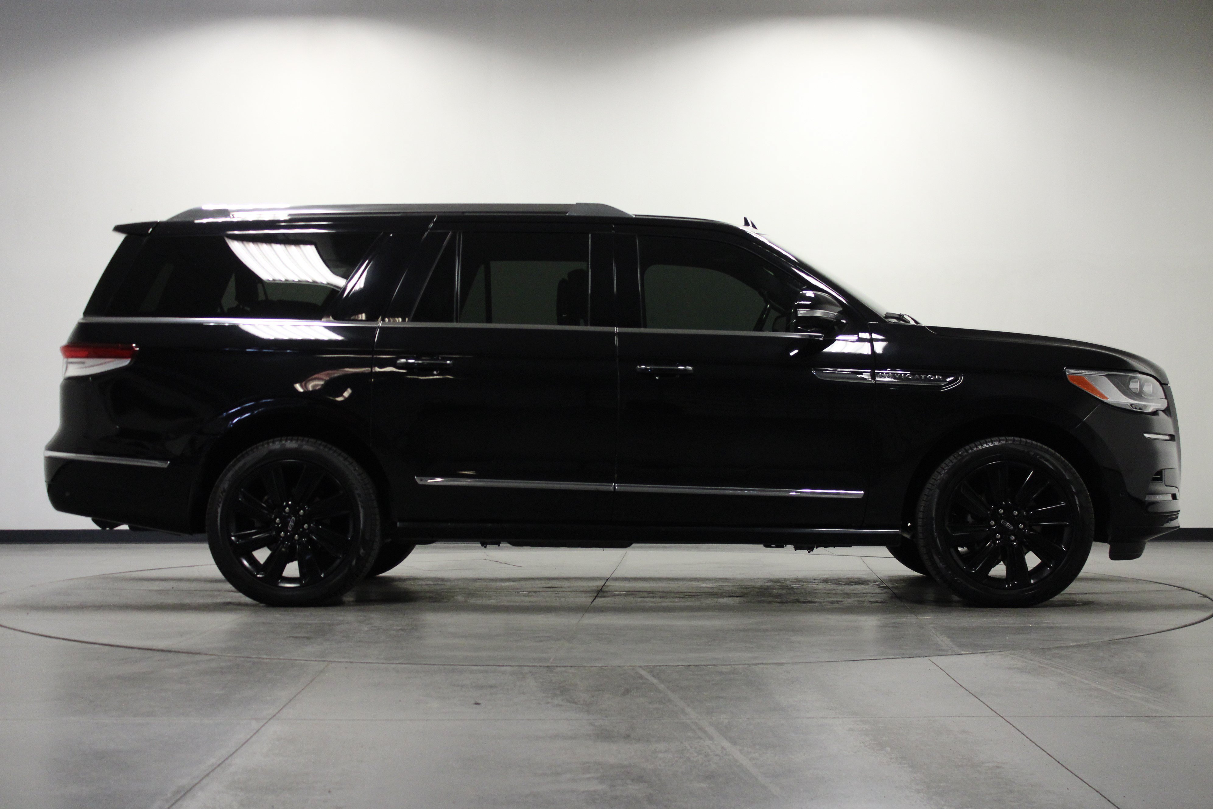 Used 2024 Lincoln Navigator L Reserve w/ Monochromatic Package AWD/4WD image 3