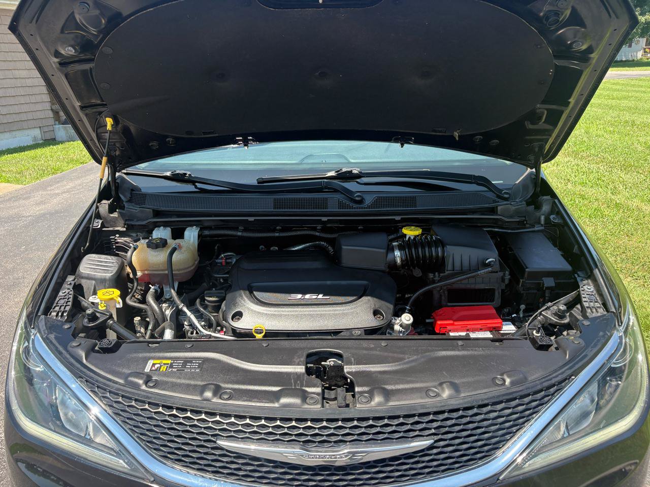 Used 2017 Chrysler Pacifica Limited w/ UConnect Theater Package FWD image 9