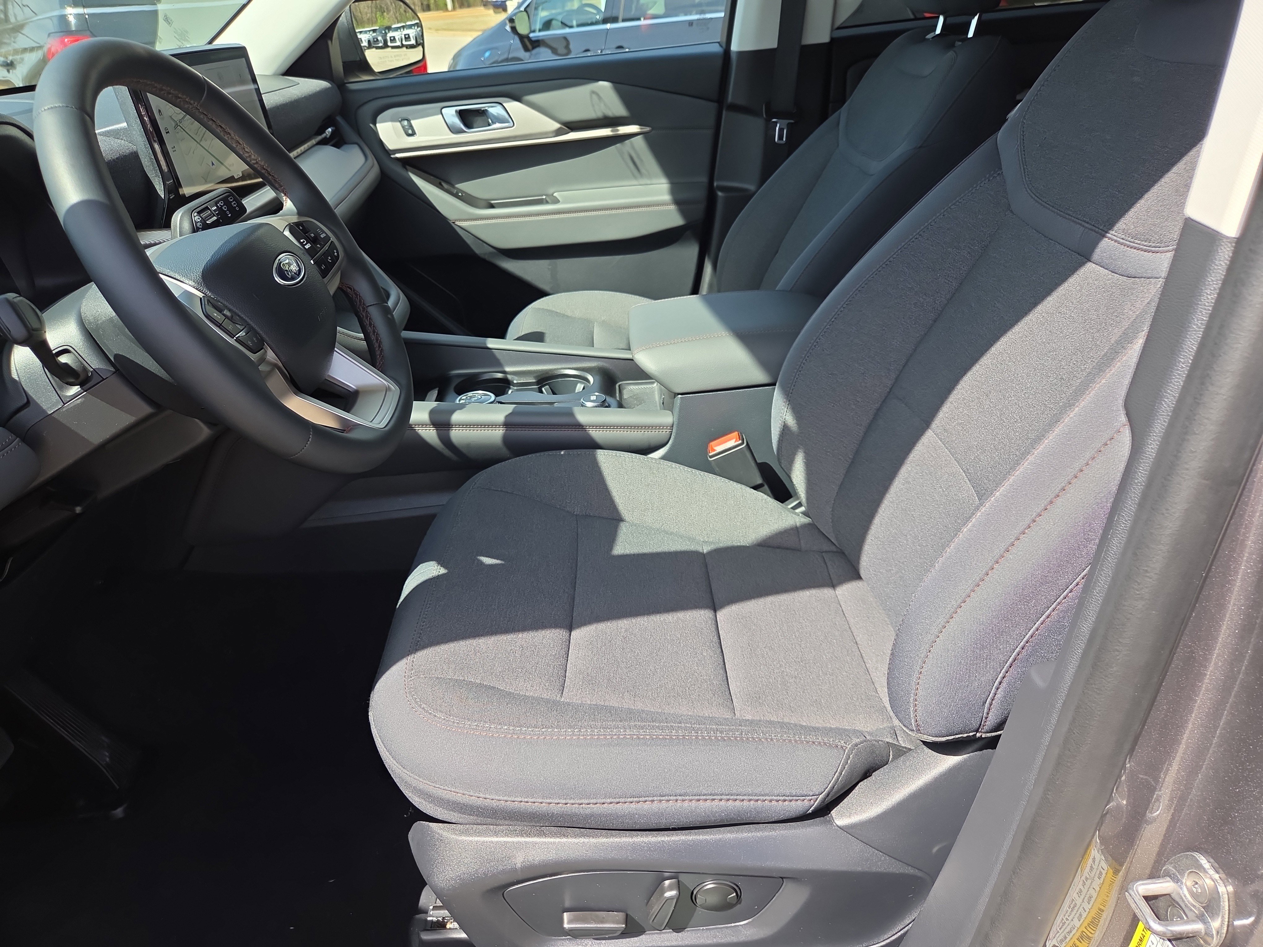 Used 2025 Ford Explorer Active image 5