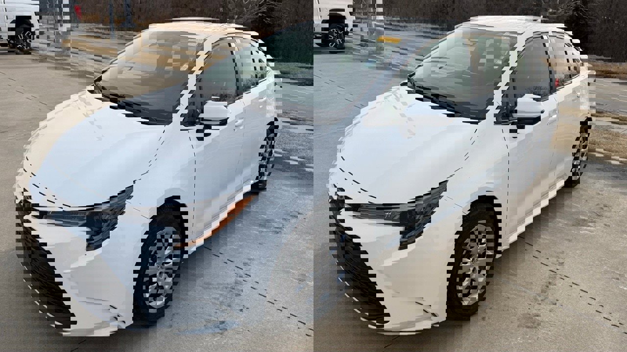 Used 2025 Toyota Corolla LE image 2