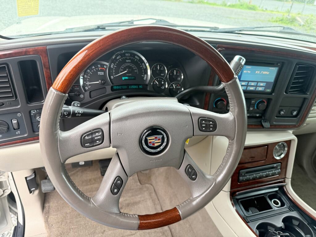 Used 2005 Cadillac Escalade ESV AWD image 17