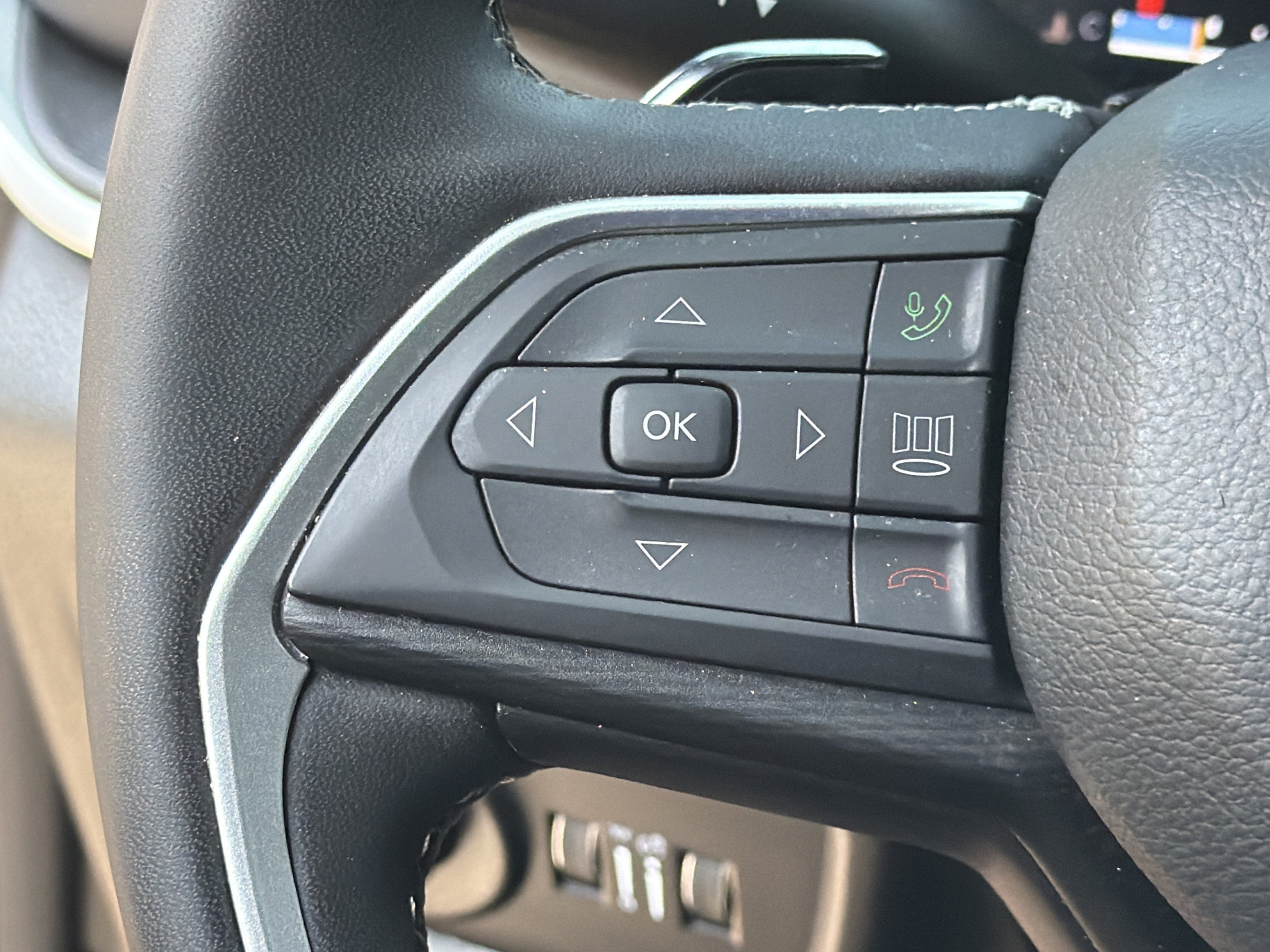 Used 2025 Jeep Grand Cherokee Laredo X RWD image 12