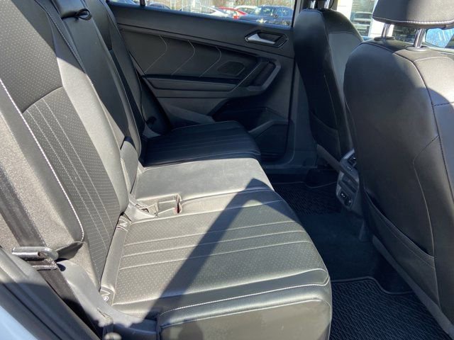 Certified 2022 Volkswagen Tiguan SE R-Line image 29