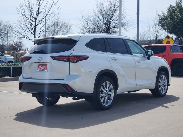 Used 2024 Toyota Highlander Limited image 3