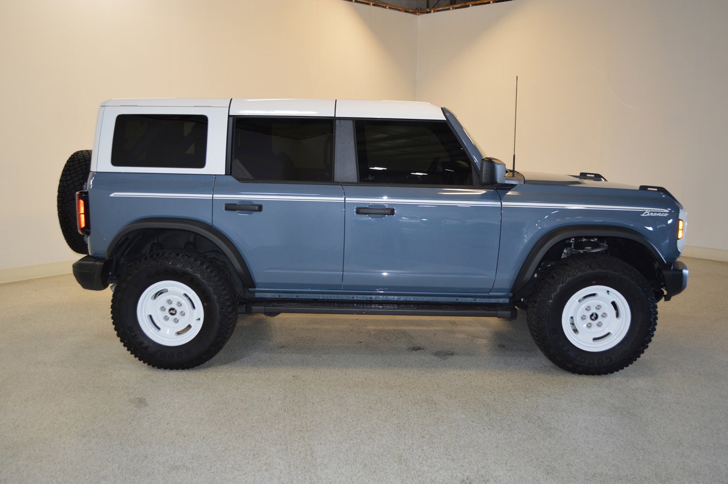 Used 2024 Ford Bronco Heritage Edition image 2