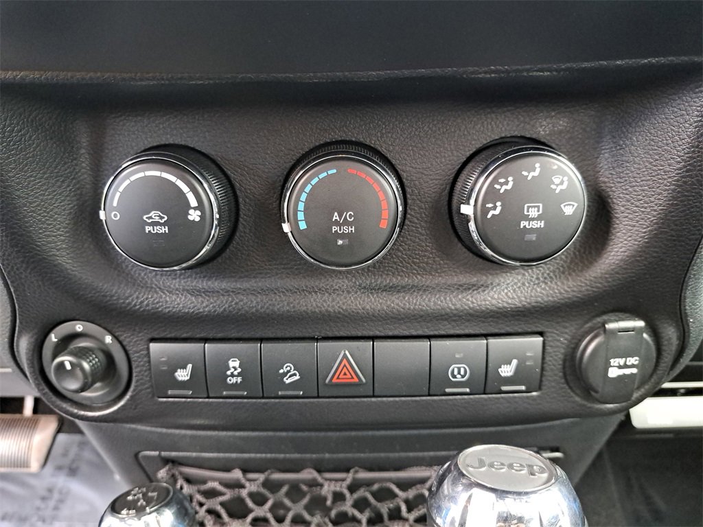 Used 2018 Jeep Wrangler Unlimited Rubicon w/ Connectivity Group image 19