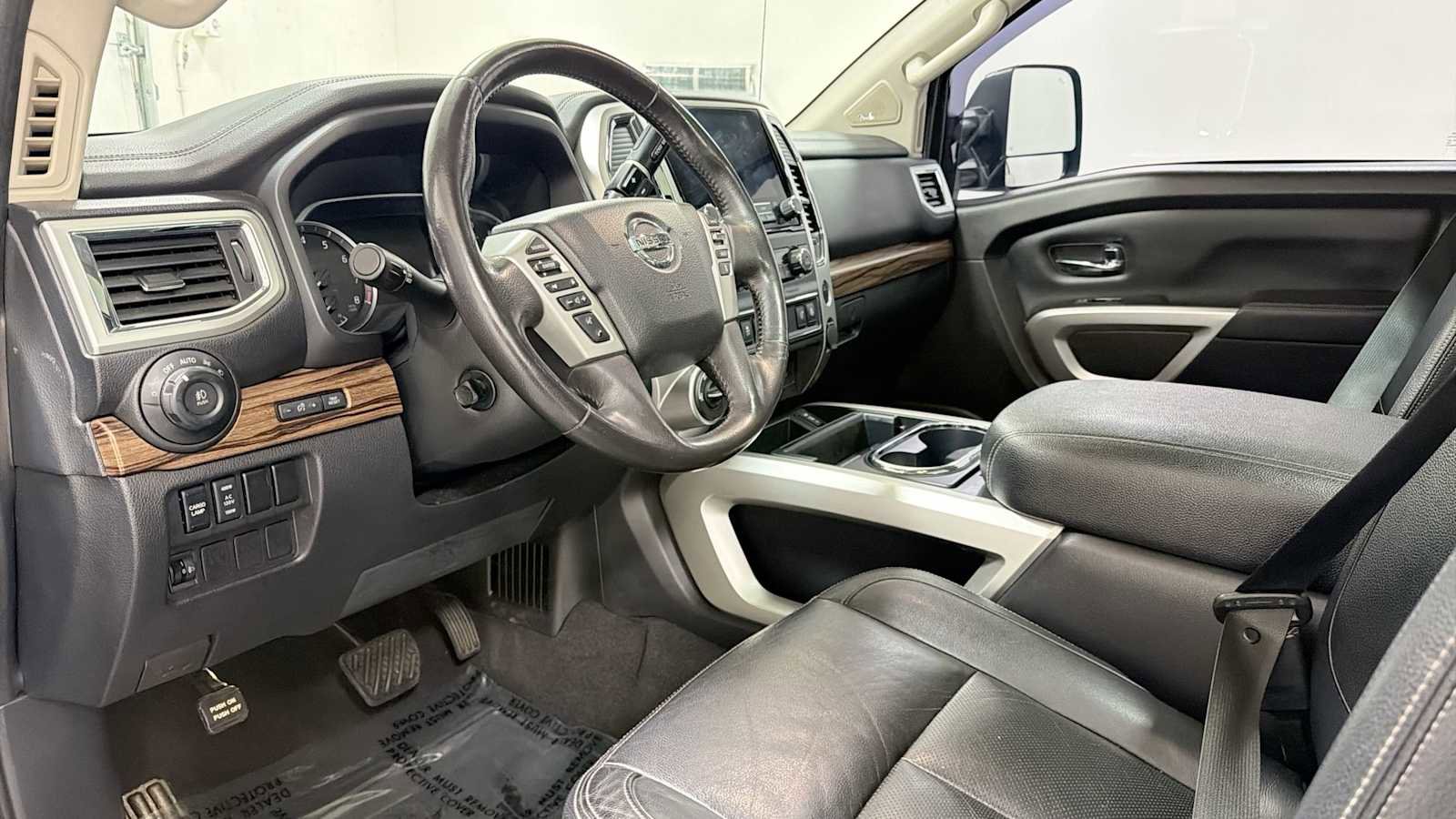 Used 2020 Nissan Titan SL w/ Moonroof Package AWD/4WD image 12