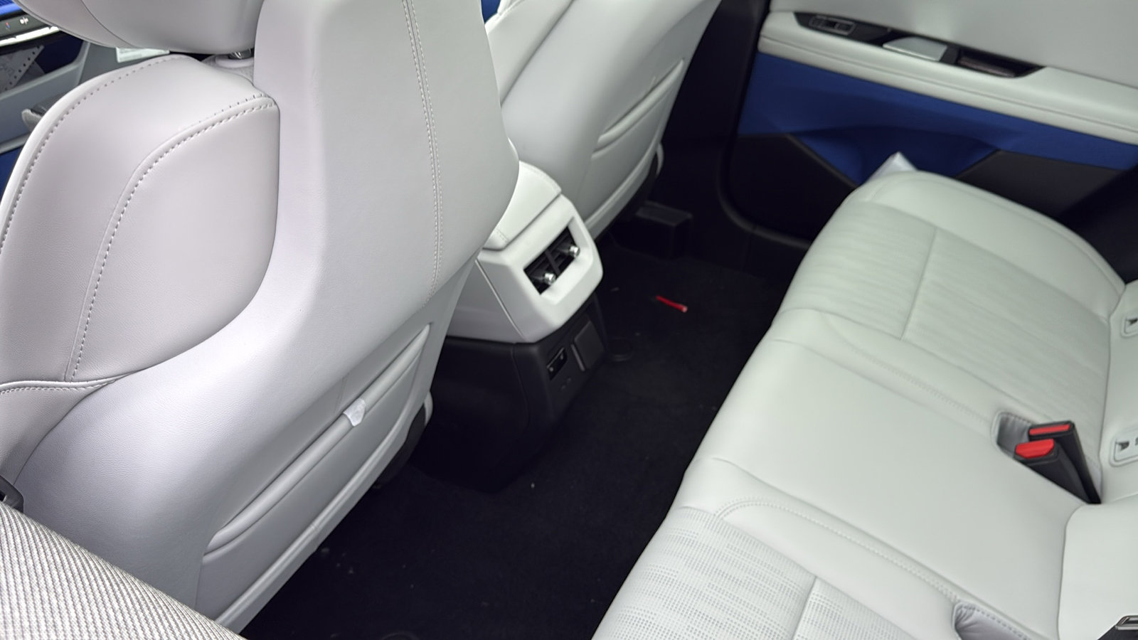 New 2026 Cadillac Optiq Luxury 2 image 30