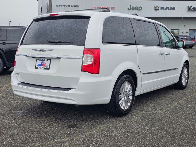 Used 2015 Chrysler Town & Country Limited FWD image 3
