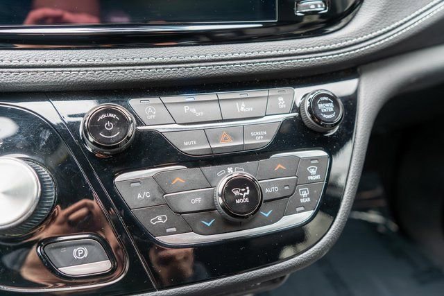 Used 2023 Chrysler Pacifica Touring-L w/ S Appearance Package image 31