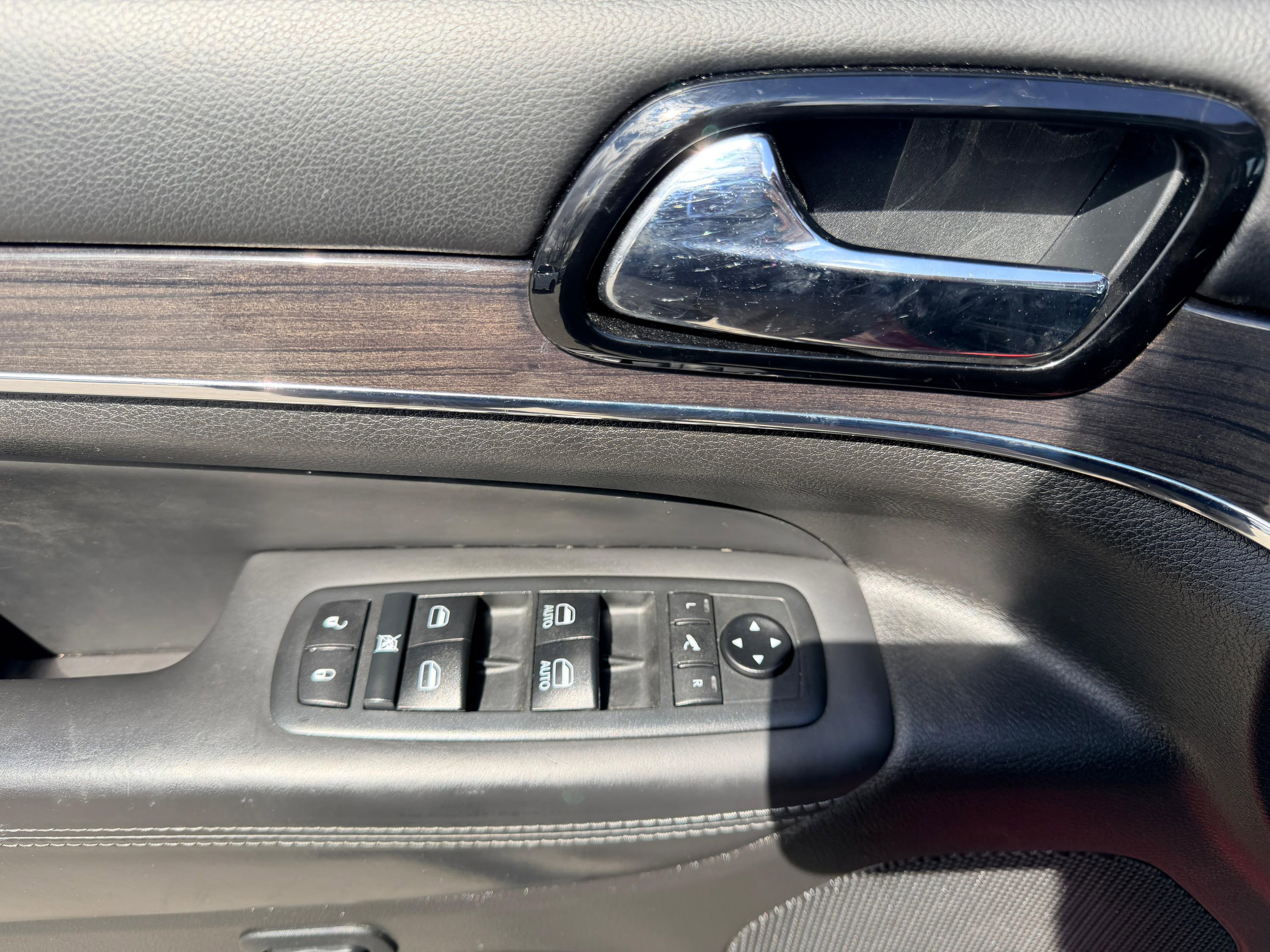 Used 2020 Jeep Grand Cherokee Overland AWD/4WD image 17