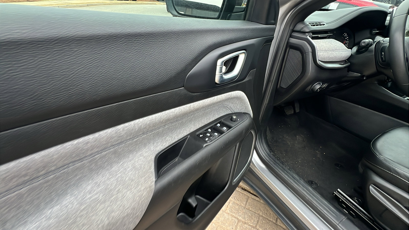 Used 2024 Jeep Compass Latitude image 15