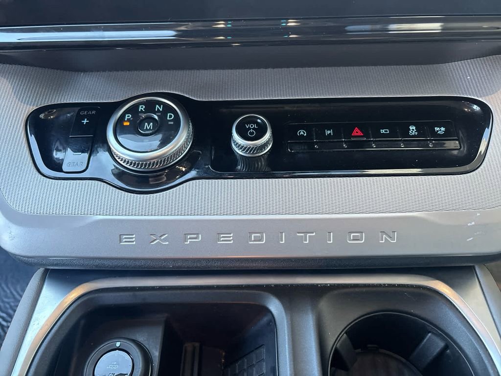 Used 2025 Ford Expedition Active image 17