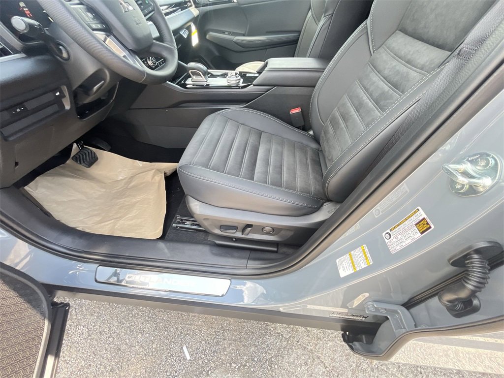 New 2025 Mitsubishi Outlander SE image 12