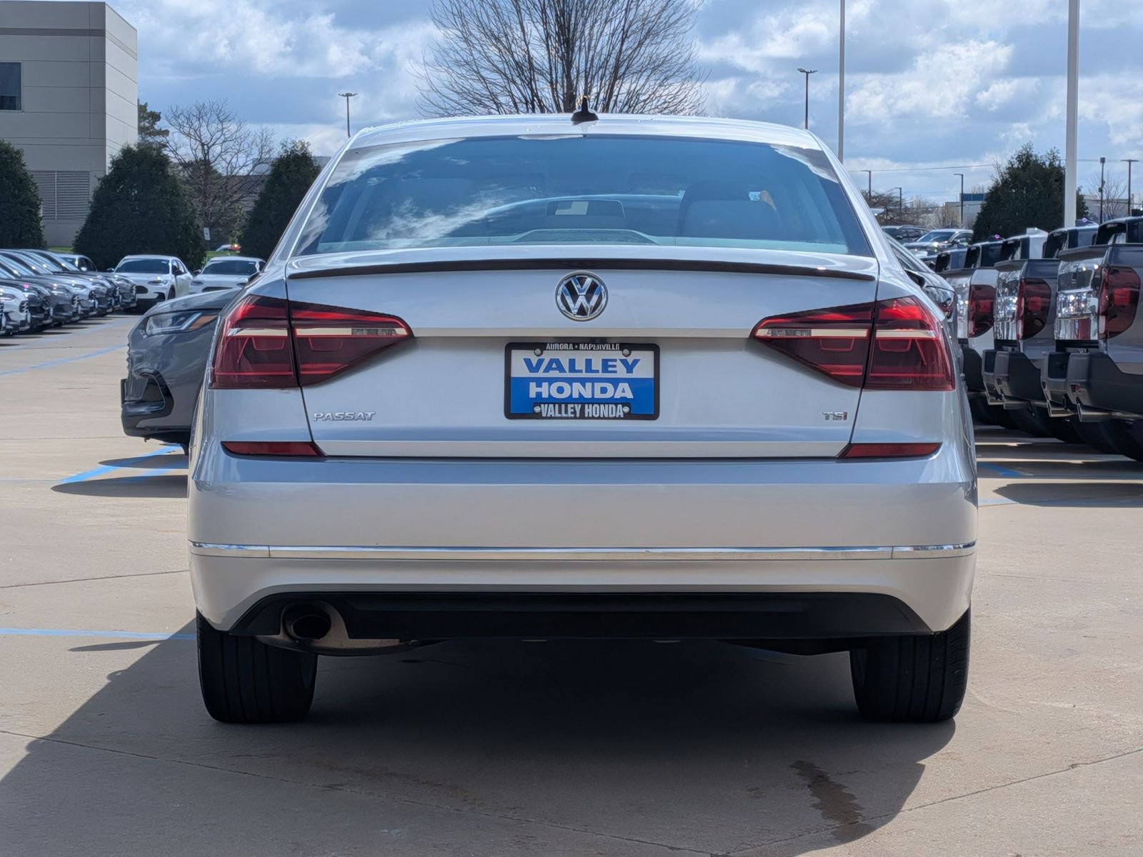 Used 2019 Volkswagen Passat 2.0T Wolfsburg w/ Wheels & Sunroof Package image 7