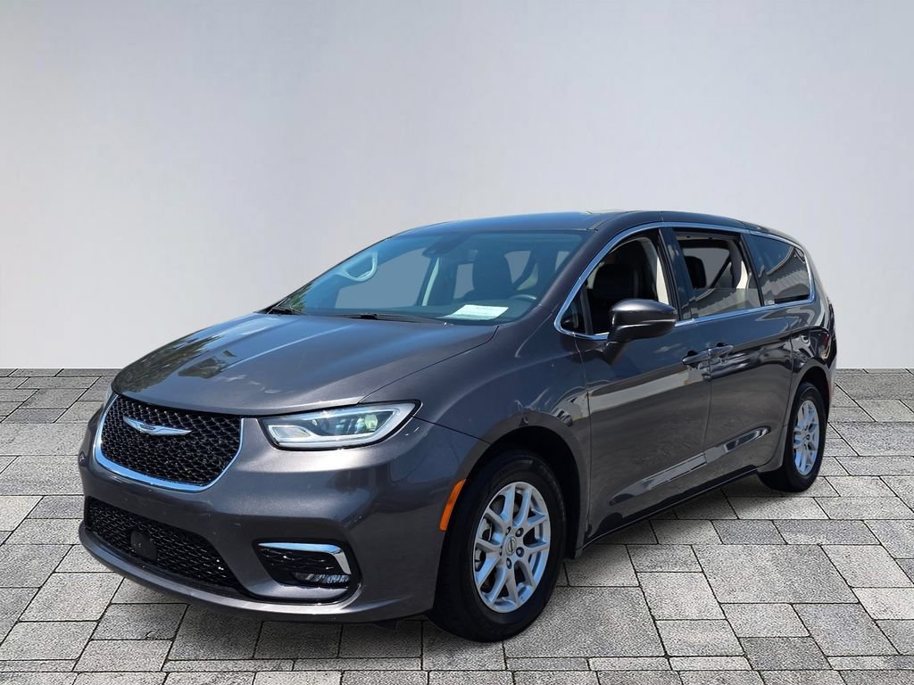 Used 2023 Chrysler Pacifica Touring-L FWD image 3