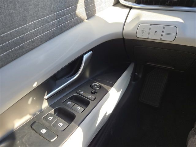 New 2025 Hyundai Elantra Limited image 25