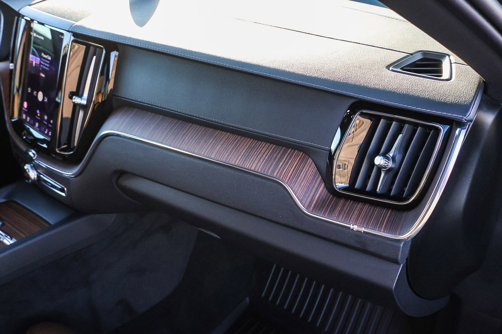 Used 2023 Volvo XC60 T8 Ultimate w/ Climate Package image 19