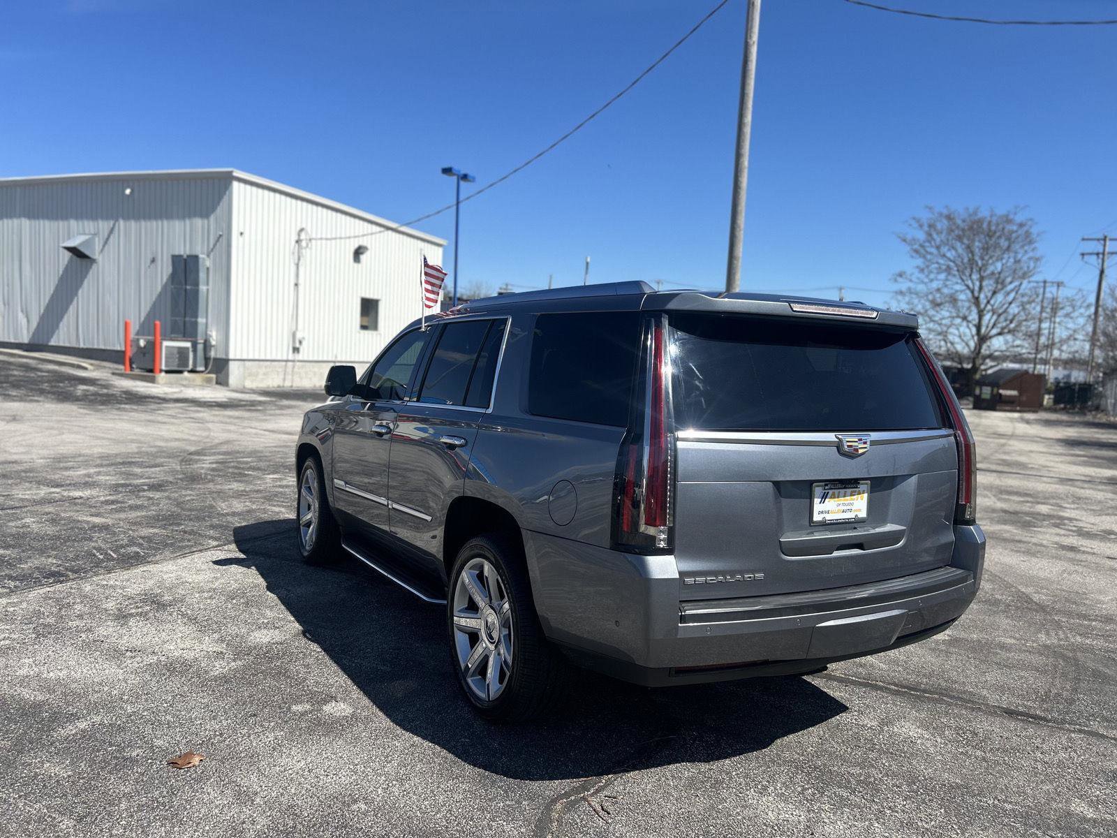 Used 2018 Cadillac Escalade Luxury AWD/4WD image 7