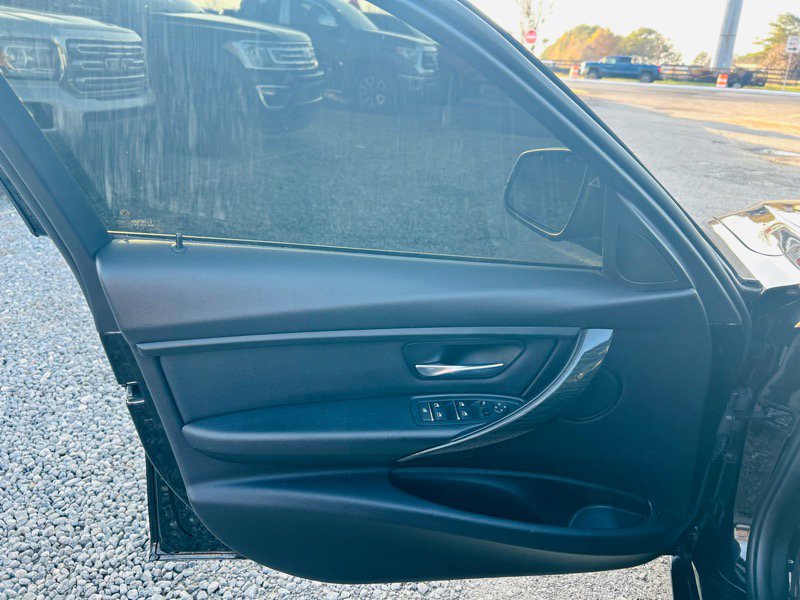 Used 2018 BMW 320i xDrive Sedan w/ Premium Package image 17