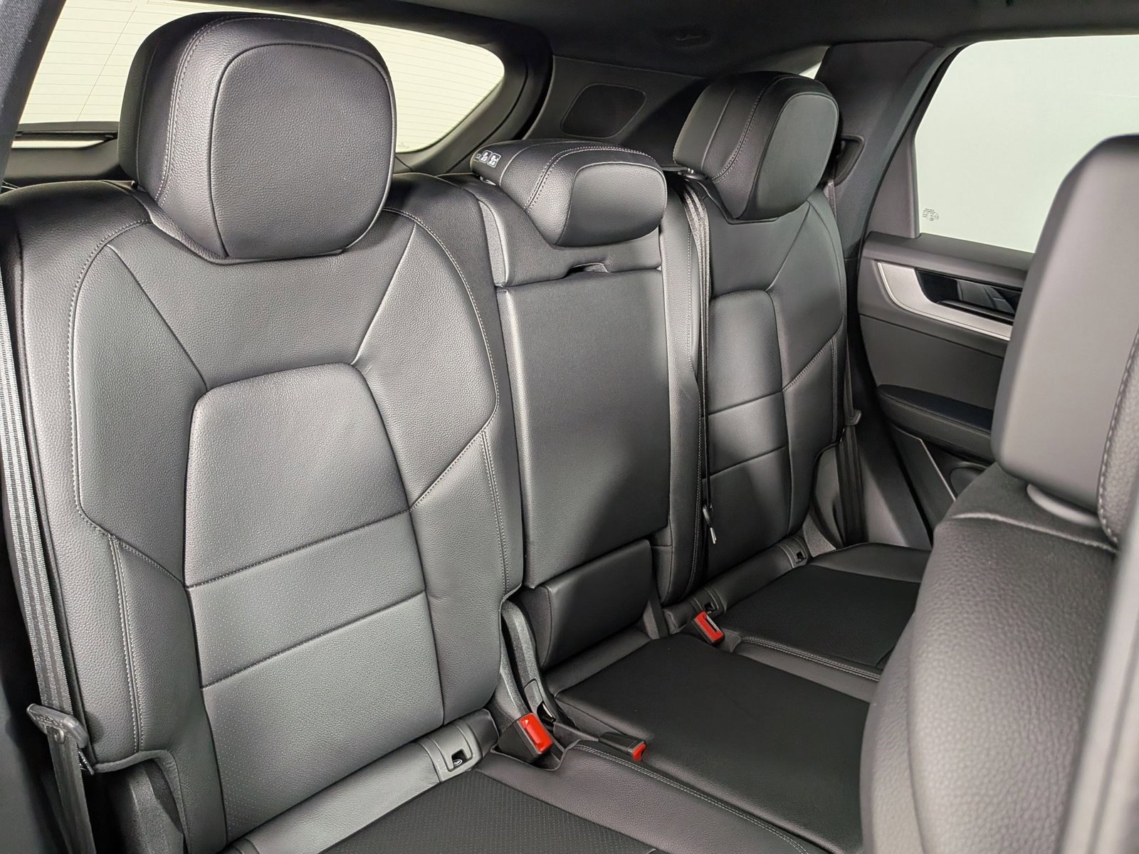 Certified 2025 Porsche Cayenne AWD/4WD image 23