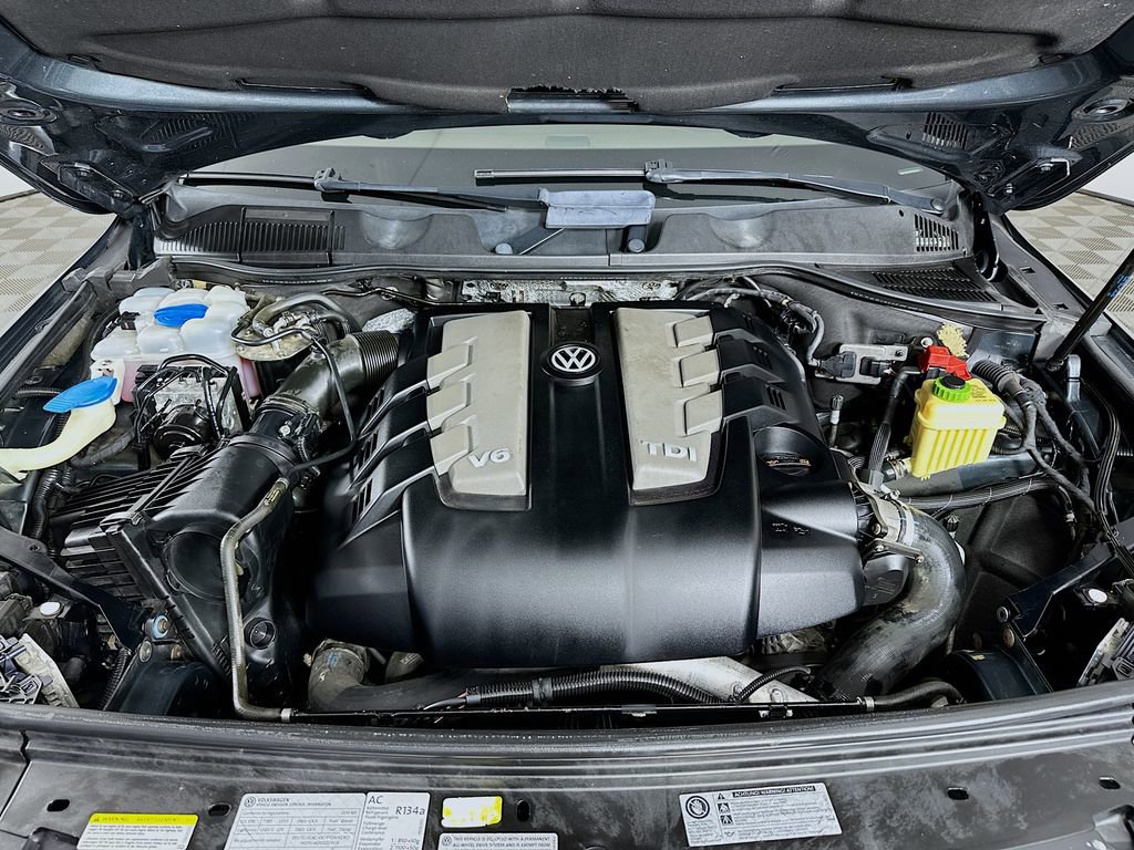 Used 2013 Volkswagen Touareg TDI image 32