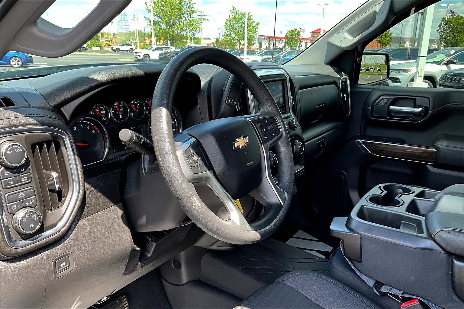 Used 2020 Chevrolet Silverado 1500 LT w/ LT Value Package AWD/4WD image 17