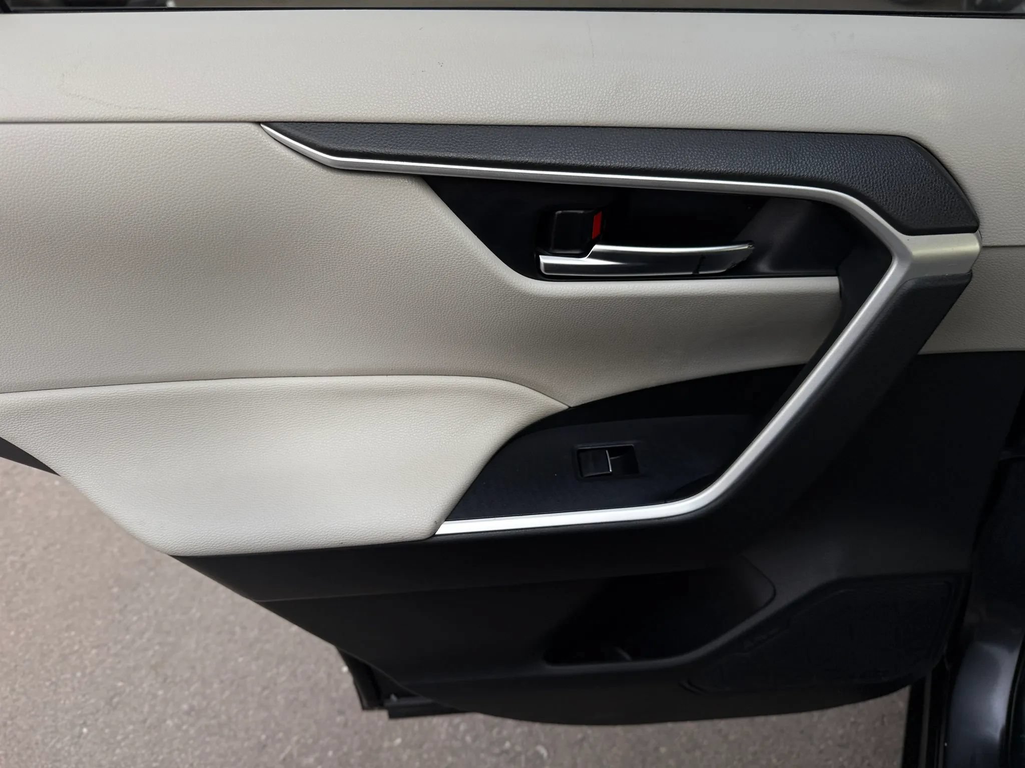 Used 2020 Toyota RAV4 XLE Premium AWD/4WD image 17