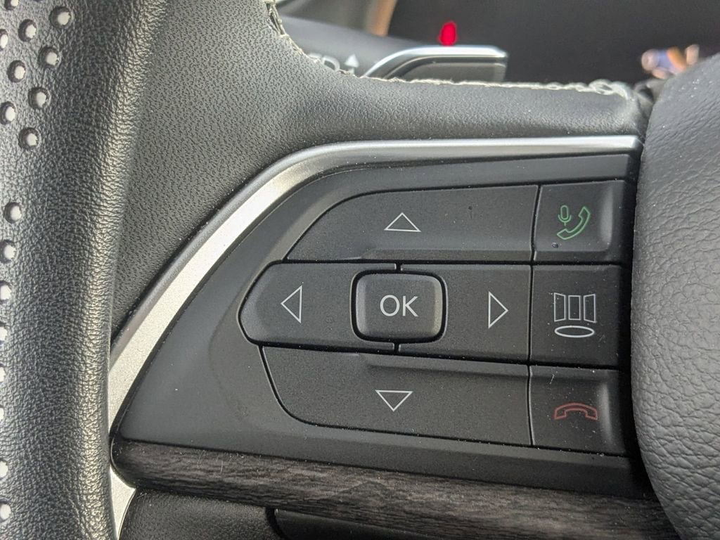 Used 2025 Jeep Grand Cherokee Limited w/ Luxury Tech Group II image 18