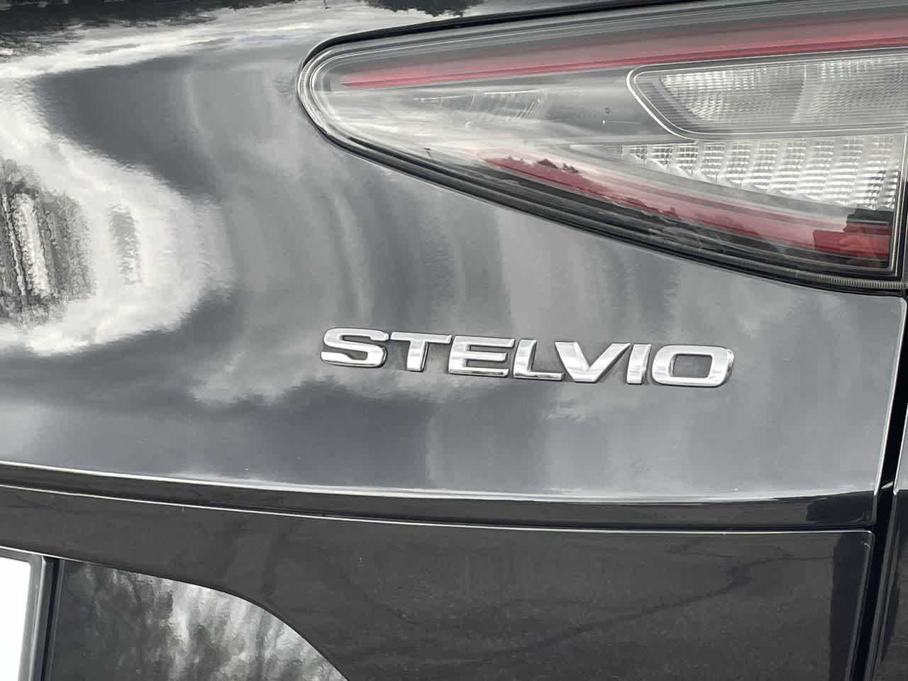 Used 2024 Alfa Romeo Stelvio Ti w/ Performance Driving Package AWD/4WD image 40