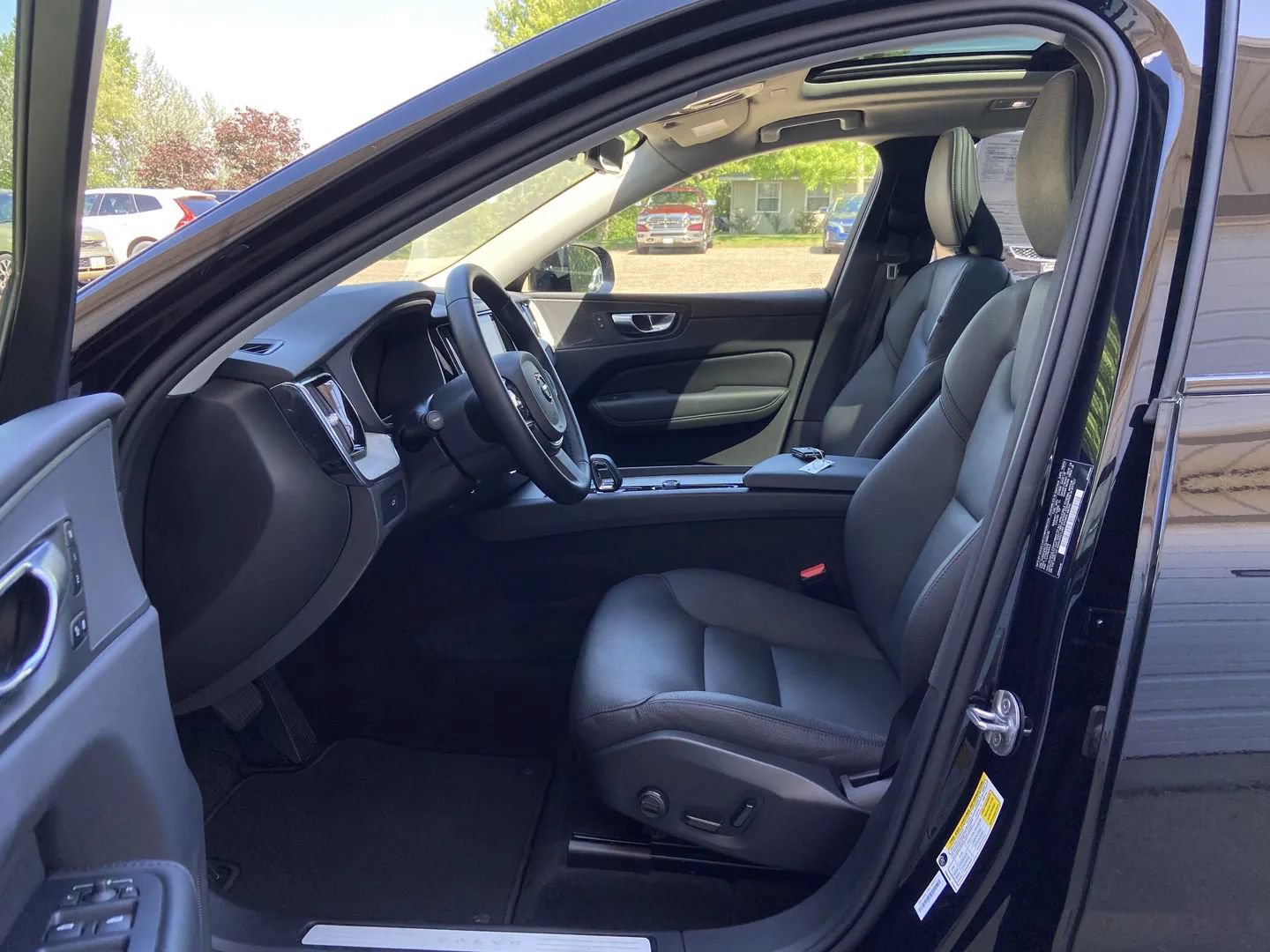 Used 2025 Volvo XC60 B5 Plus AWD/4WD image 10