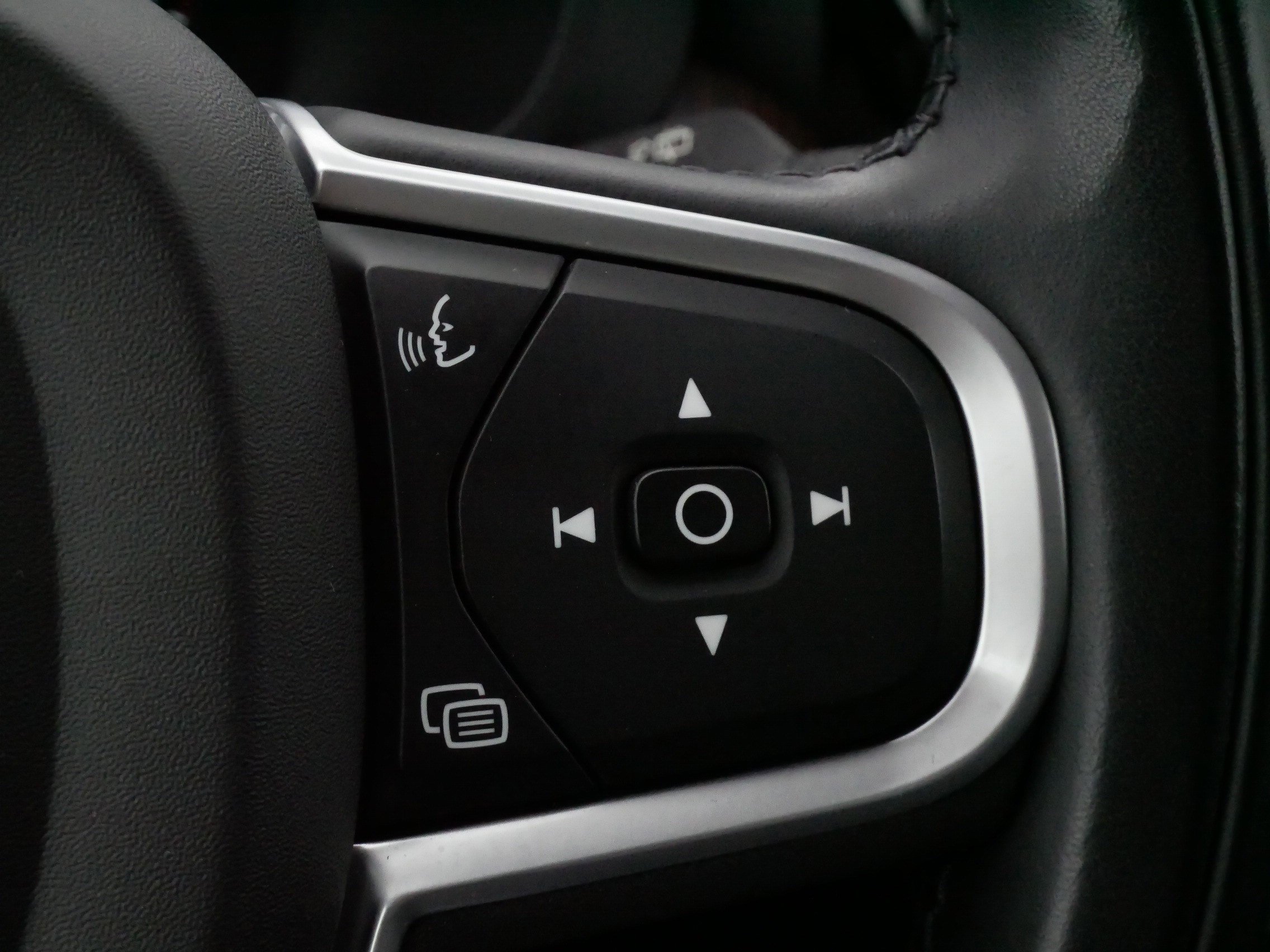 Used 2021 Volvo XC60 T5 Momentum w/ Premium Package image 26