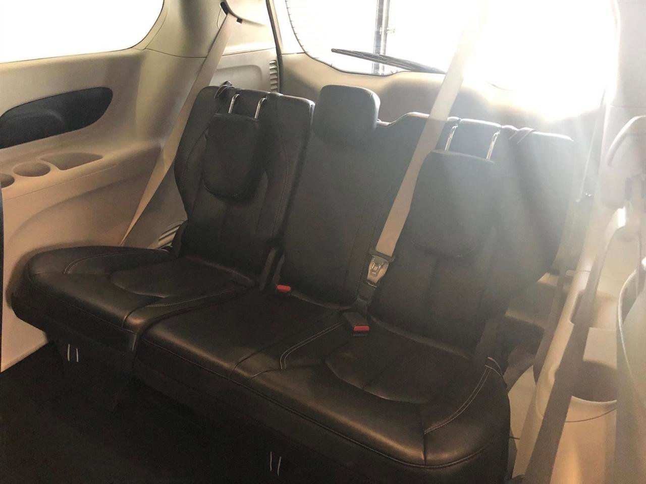 Used 2023 Chrysler Pacifica Touring-L FWD image 10