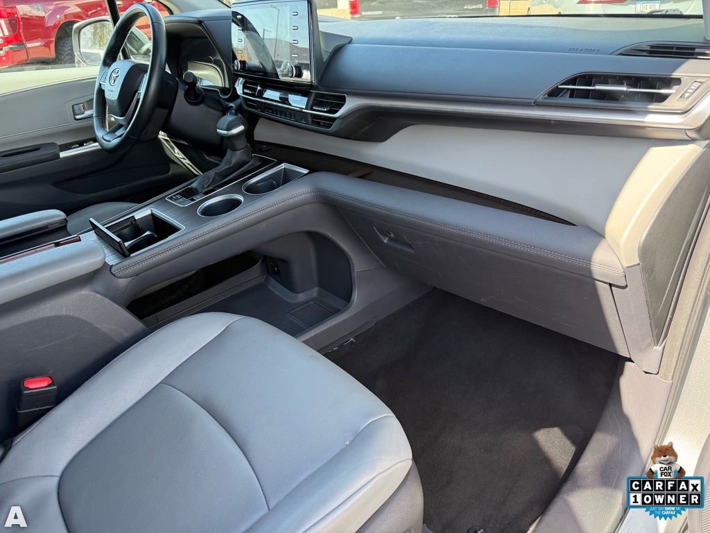 Used 2024 Toyota Sienna XLE FWD image 30