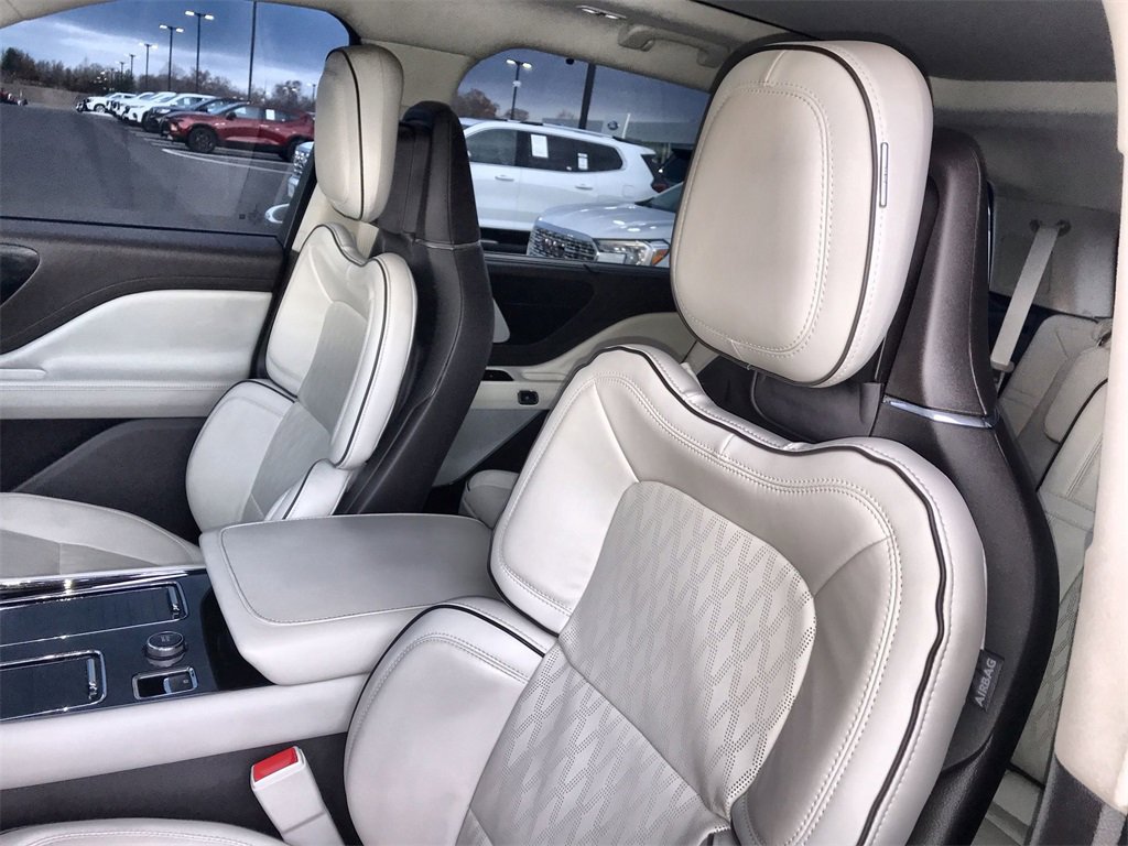 Used 2023 Lincoln Aviator Black Label w/ Jet Package image 11
