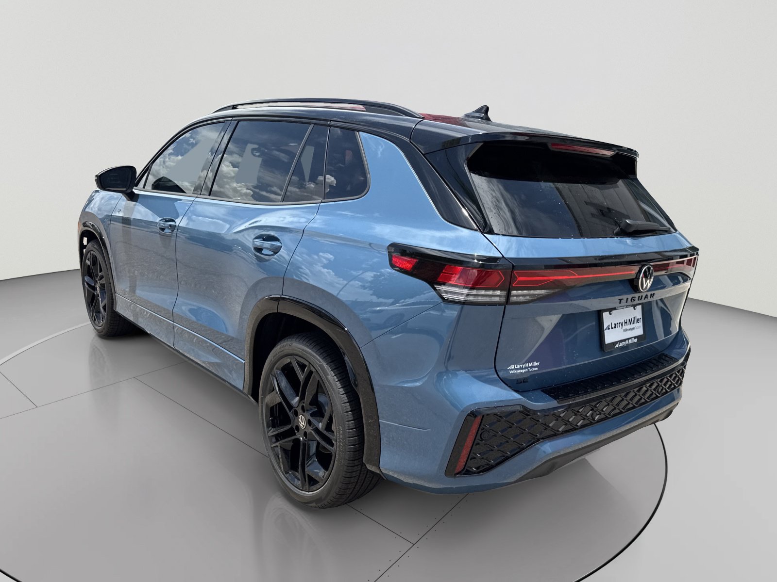 New 2026 Volkswagen Tiguan SE R-Line FWD image 4