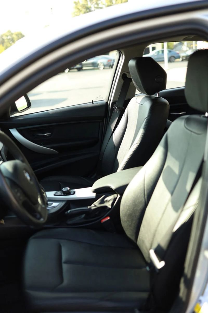 Used 2018 BMW 320i xDrive 320i xDrive Sedan 4D w/ Convenience Package image 13