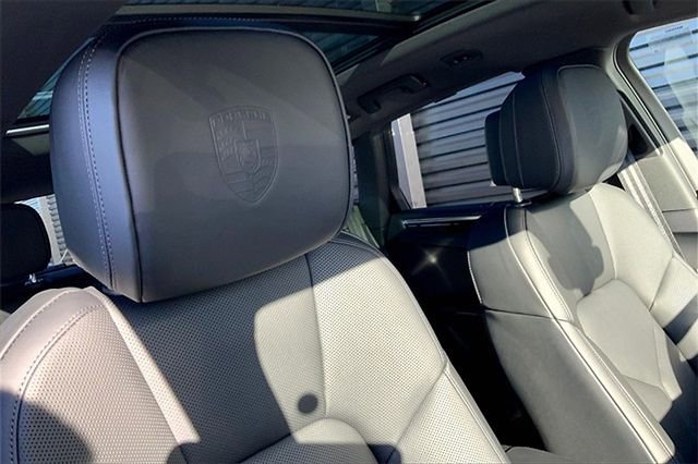 Certified 2026 Porsche Macan AWD/4WD image 8
