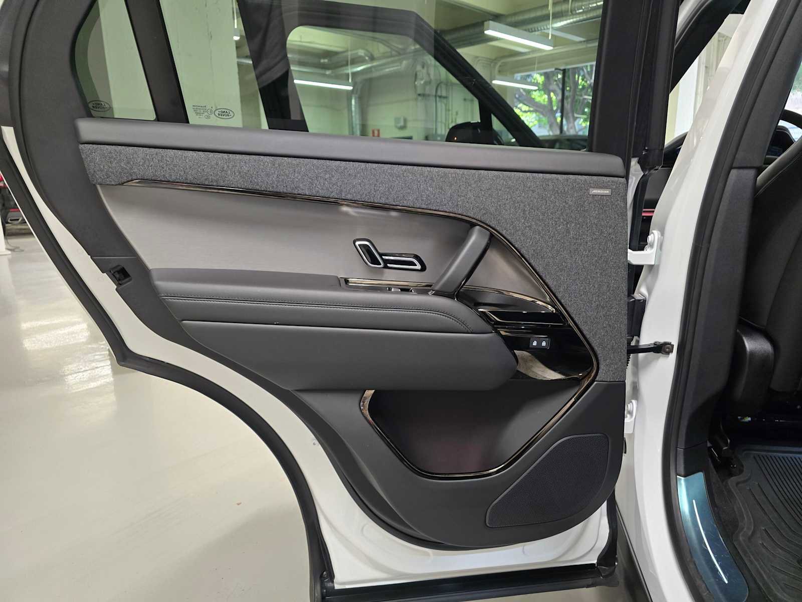 Used 2025 Land Rover Range Rover Sport SE AWD/4WD image 20
