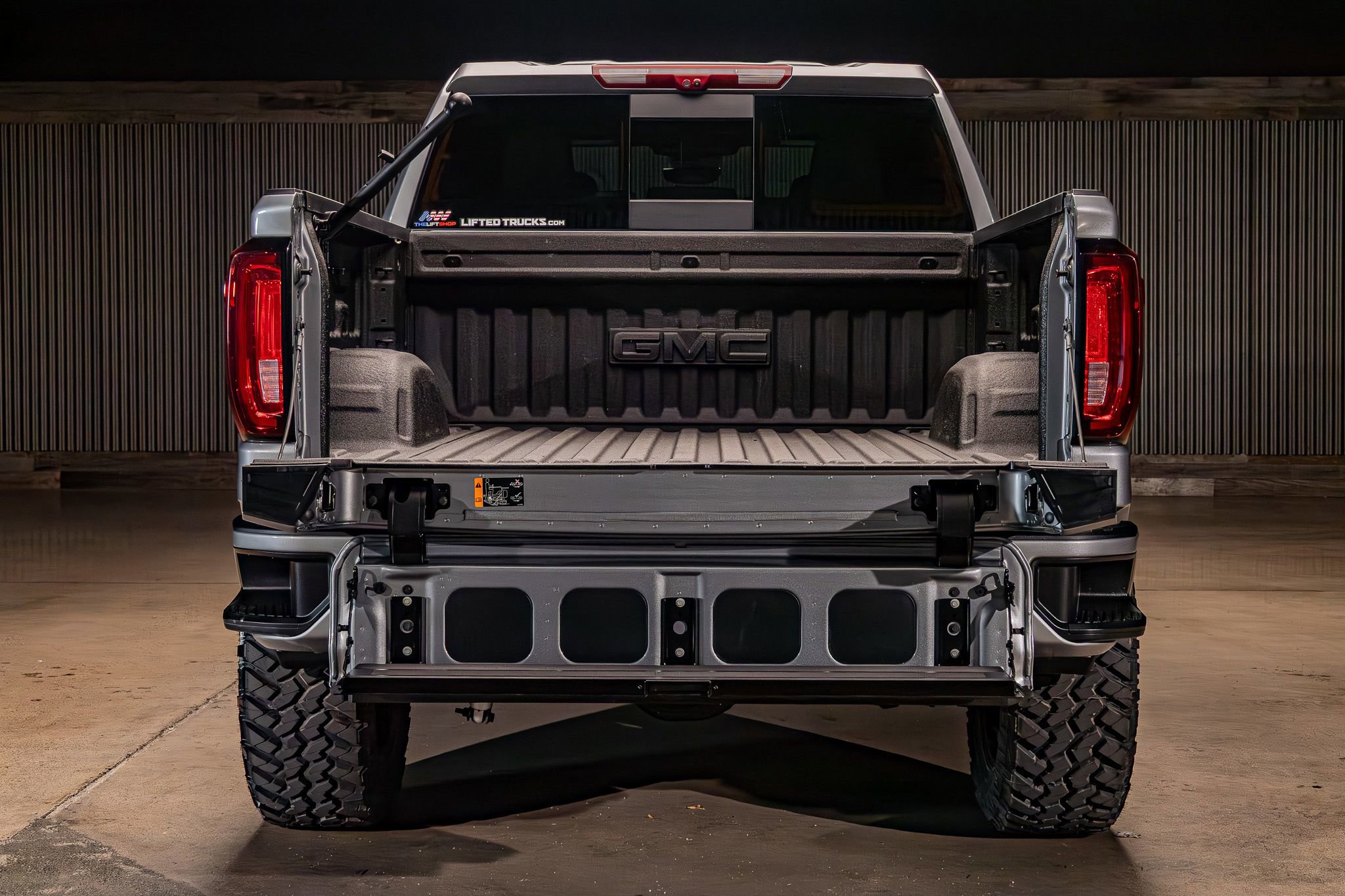 Used 2025 GMC Sierra 1500 AT4 w/ Technology Package AWD/4WD image 9