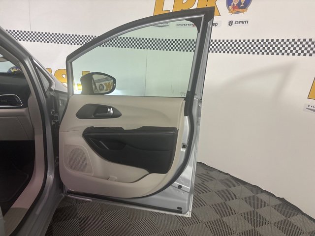 Certified 2024 Chrysler Pacifica Touring-L image 19